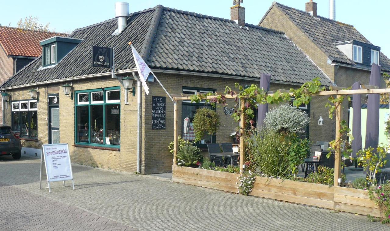 Eetcafe/Pension Nooitgedacht Strijen Exterior photo
